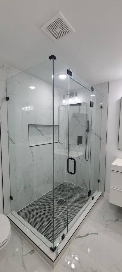 Frameless glass shower